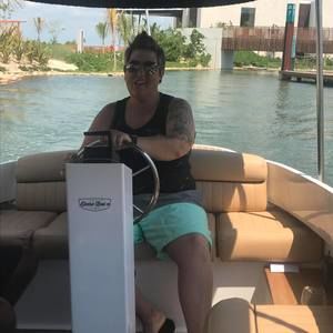 Meet your Posher, Adrianne